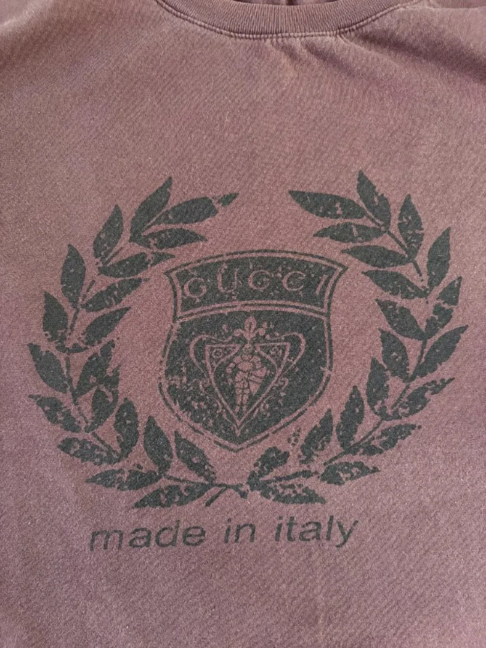Gucci Made in Italy Men’s T-Shirt Size M Burgundy Graphic Crest Logo Tee